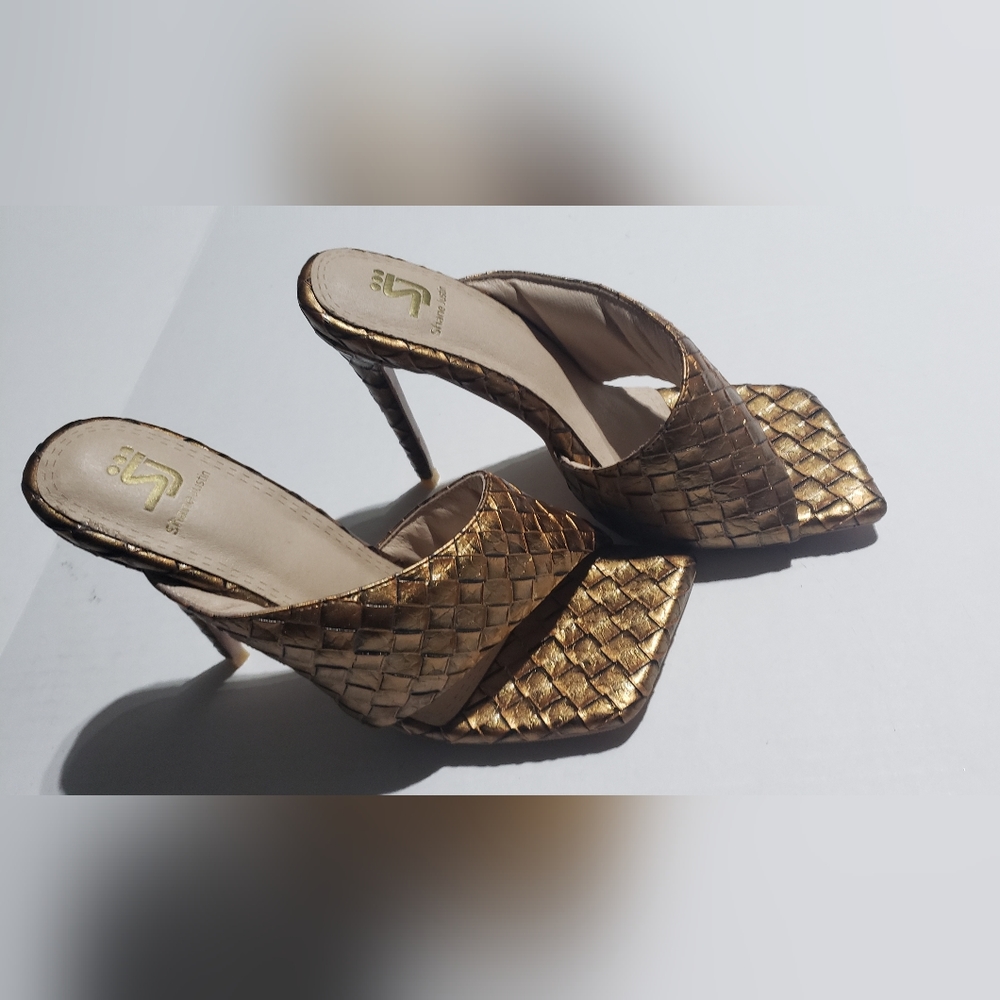 Shane Justin (Bullet gold) Heels very comfortable- Size 40 fits 9/9.5